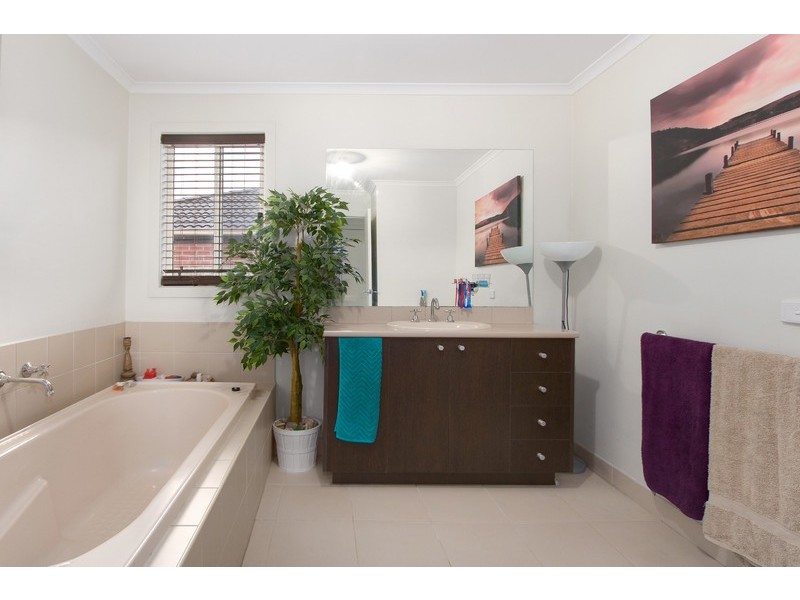 5 Rowan Walk, Drouin VIC 3818