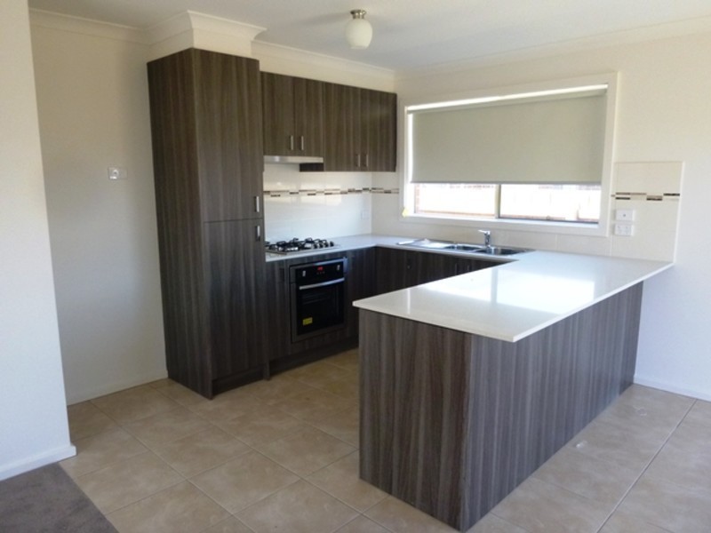 8/9 Shakespeare Court, Drouin VIC 3818