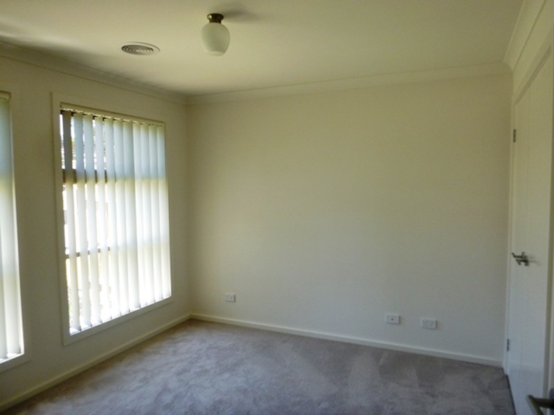 8/9 Shakespeare Court, Drouin VIC 3818