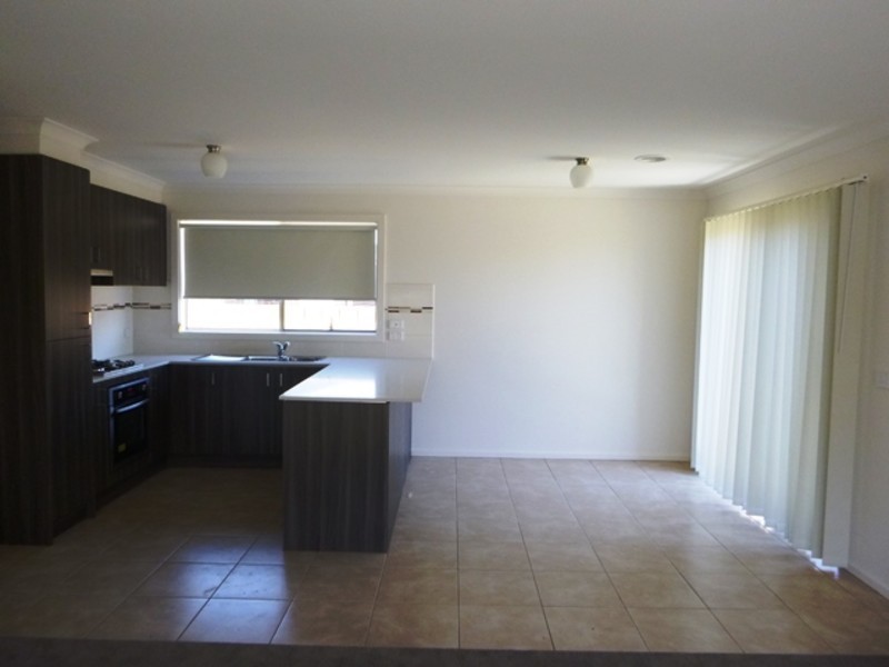 8/9 Shakespeare Court, Drouin VIC 3818