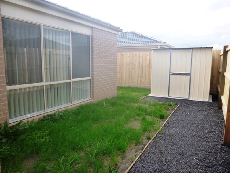 8/9 Shakespeare Court, Drouin VIC 3818