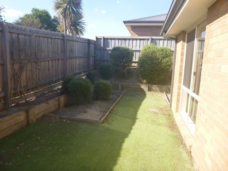 1/16 Railway Avenue, Garfield VIC 3814