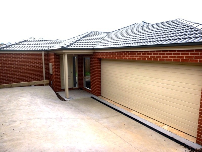 2/73 Victoria Street, Drouin VIC 3818
