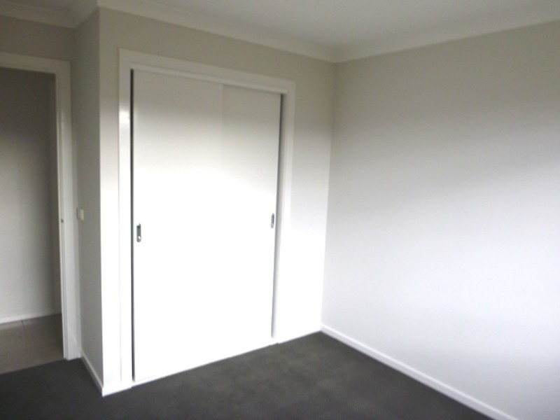 2/73 Victoria Street, Drouin VIC 3818