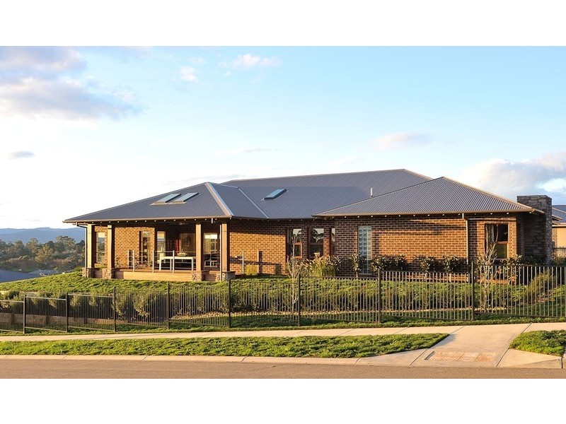 124 Jackson Drive, Drouin VIC 3818