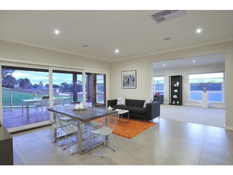 124 Jackson Drive, Drouin VIC 3818