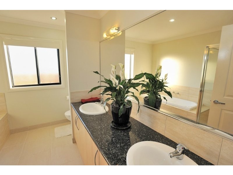 7 Kensington Square, Drouin VIC 3818