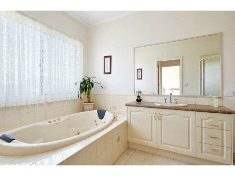 23 Robinhood Way, Drouin VIC 3818