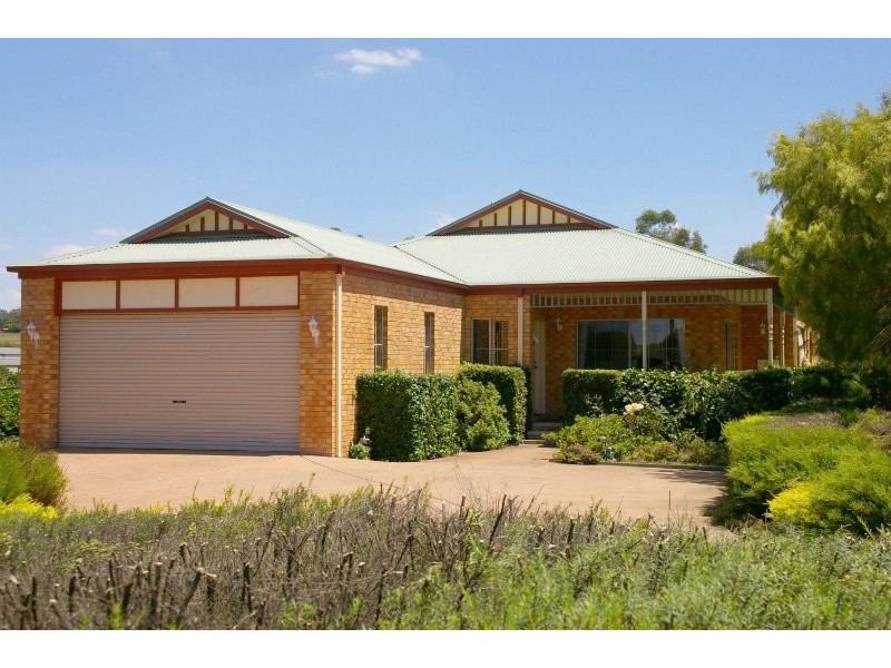 23 Robinhood Way, Drouin VIC 3818