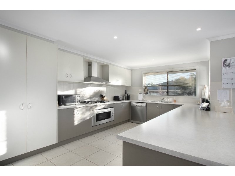 4 Lyndhurst Square, Drouin VIC 3818