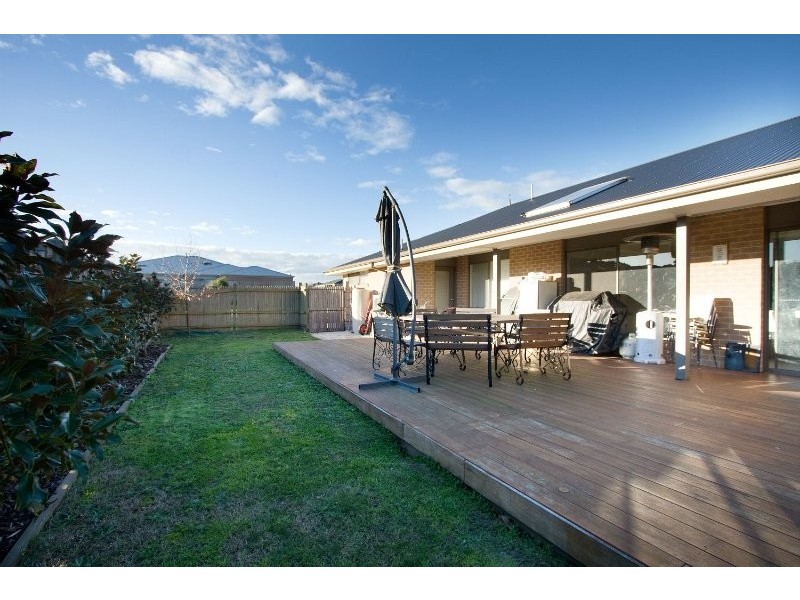 4 Lyndhurst Square, Drouin VIC 3818