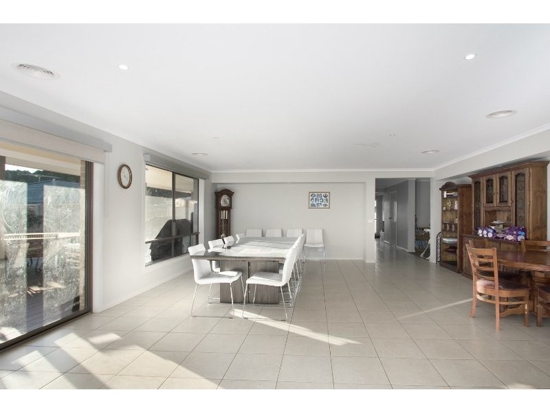 4 Lyndhurst Square, Drouin VIC 3818