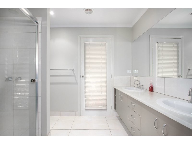 4 Lyndhurst Square, Drouin VIC 3818