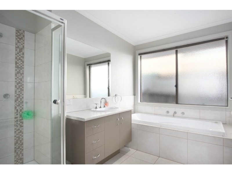 4 Lyndhurst Square, Drouin VIC 3818