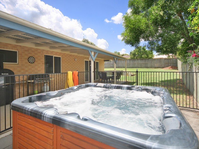 1 Oregon Ct, Cooroy QLD 4563
