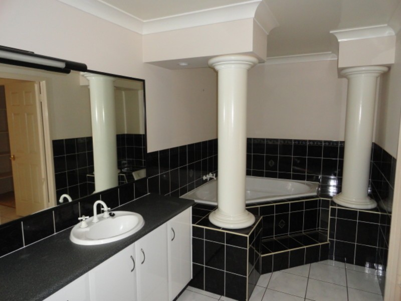 6 Glen Eagles Drive, Middle Ridge QLD 4350