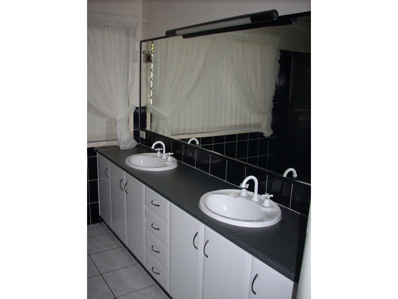 6 Glen Eagles Drive, Middle Ridge QLD 4350