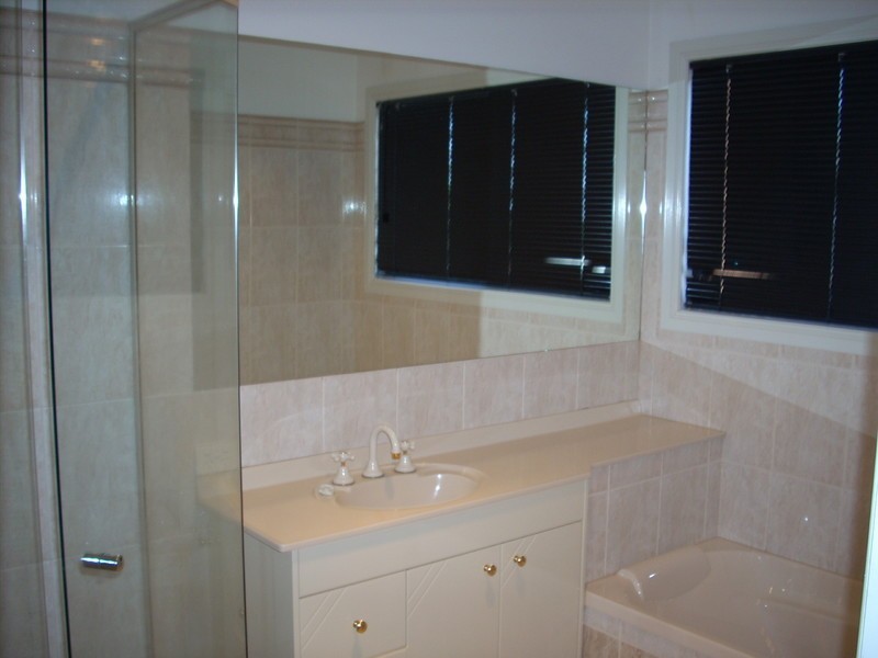 17 Glen Eagles Drive, Middle Ridge QLD 4350