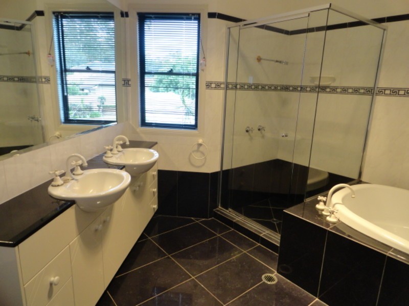 17 Glen Eagles Drive, Middle Ridge QLD 4350