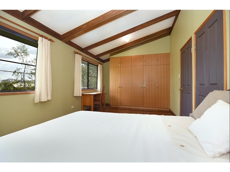 17 Amos Crescent, Mount Lofty QLD 4350