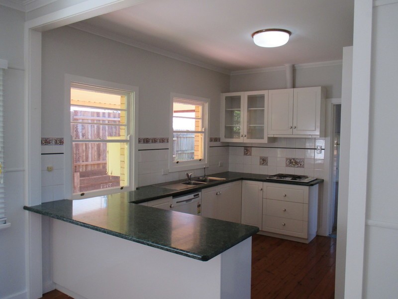 15 Barry Street, Mount Lofty QLD 4350