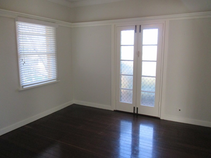 15 Barry Street, Mount Lofty QLD 4350