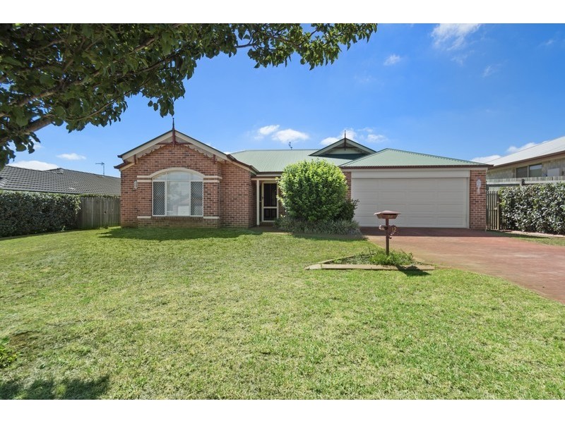 12 Scullin Street, Middle Ridge QLD 4350