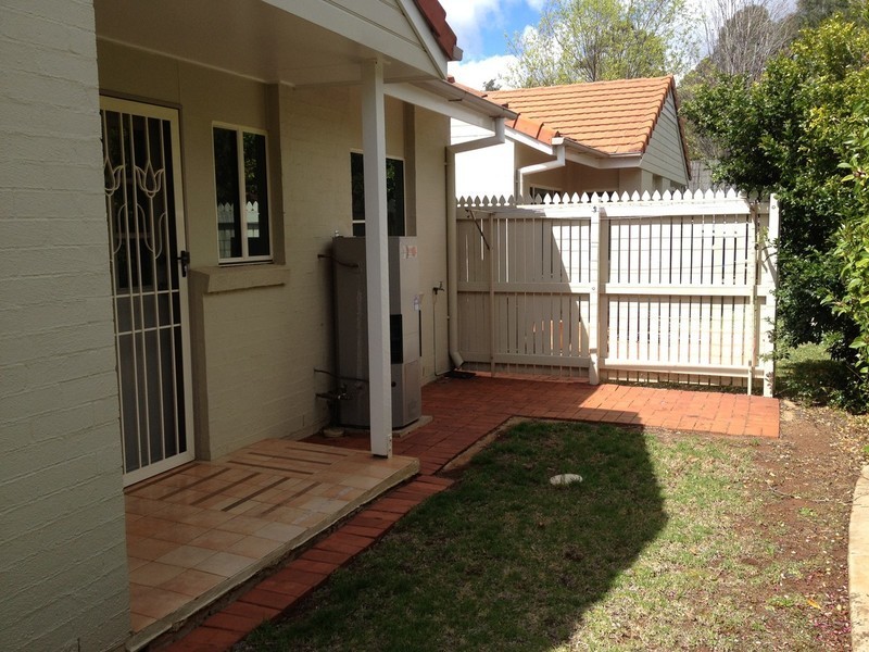 2/310 Mackenzie Street, Rangeville QLD 4350