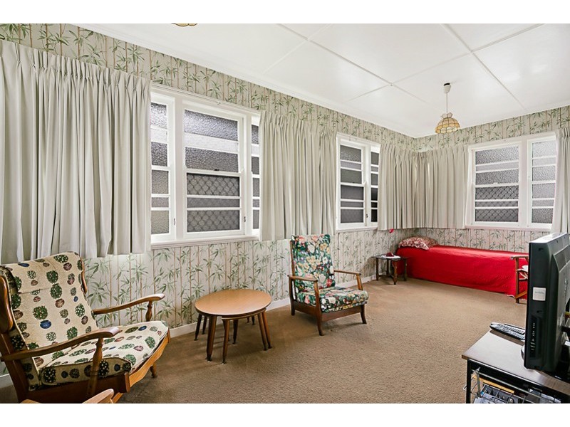 6 Helen Street, Newtown QLD 4350