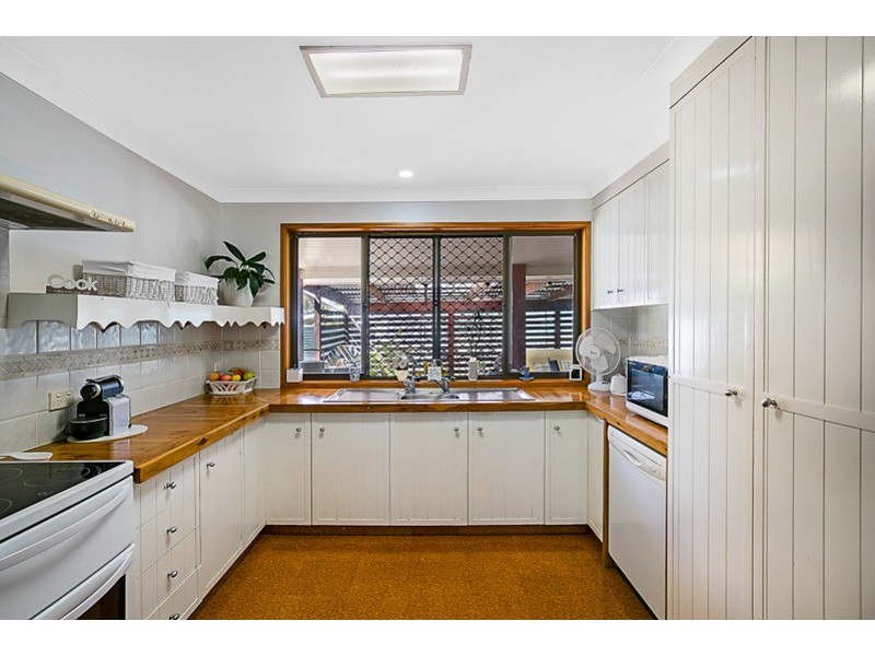 15 Kensington Drive, Withcott QLD 4352
