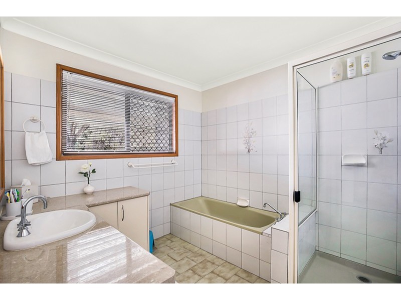 15 Kensington Drive, Withcott QLD 4352