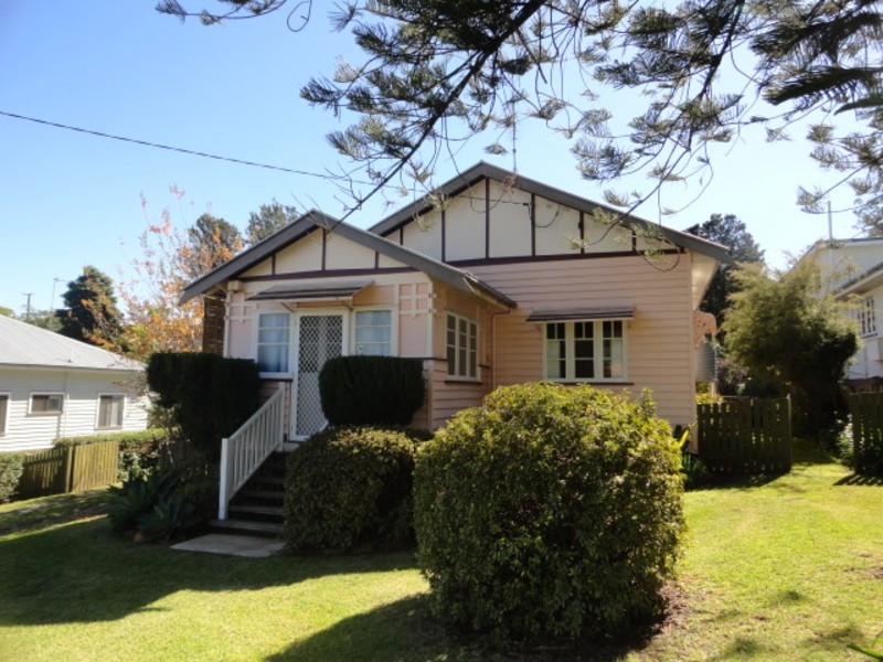 11 Barry Street, Mount Lofty QLD 4350