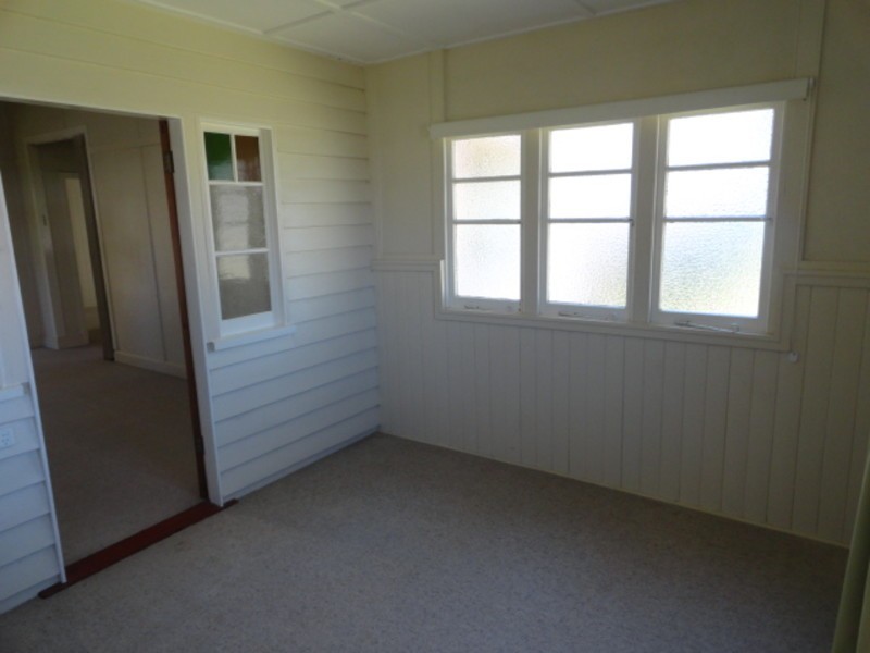 11 Barry Street, Mount Lofty QLD 4350