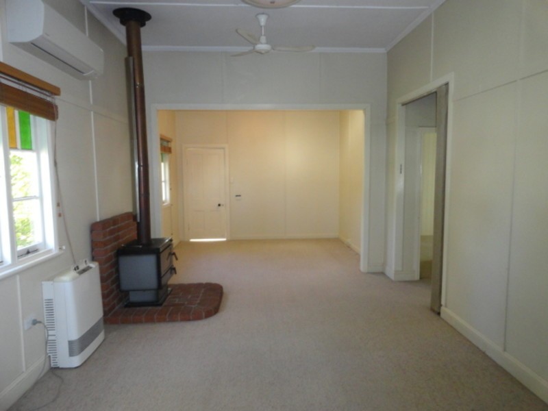 11 Barry Street, Mount Lofty QLD 4350