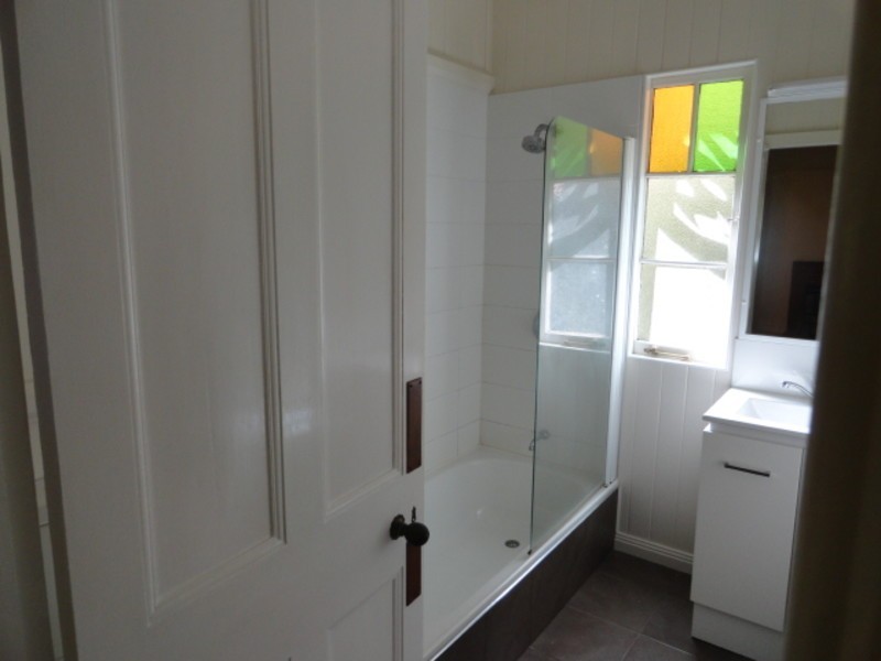 11 Barry Street, Mount Lofty QLD 4350