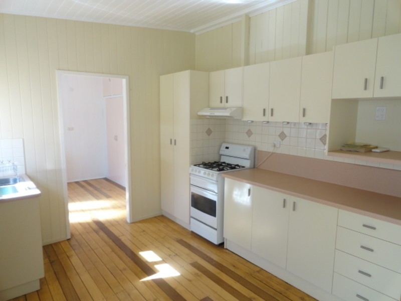 11 Barry Street, Mount Lofty QLD 4350