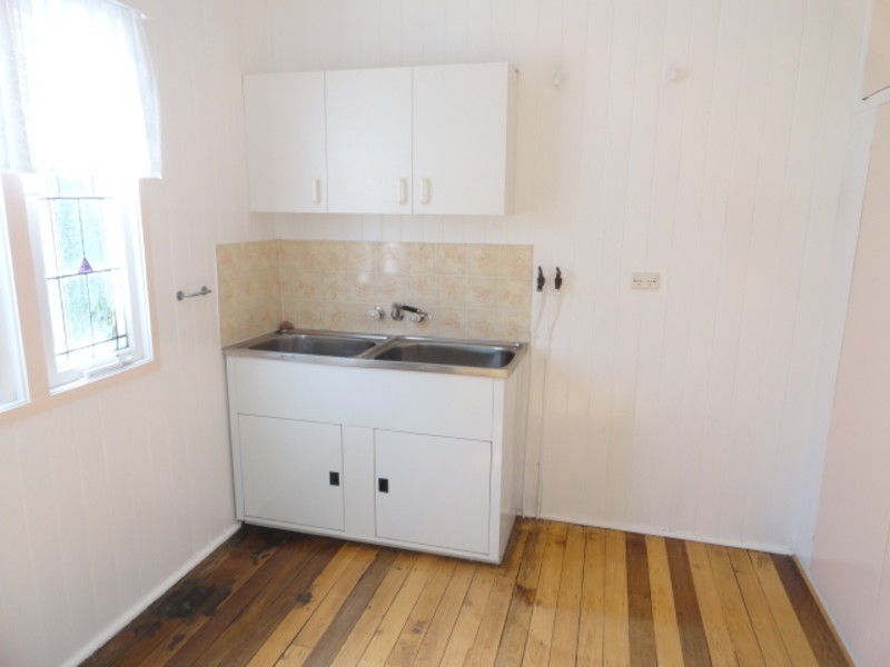 11 Barry Street, Mount Lofty QLD 4350