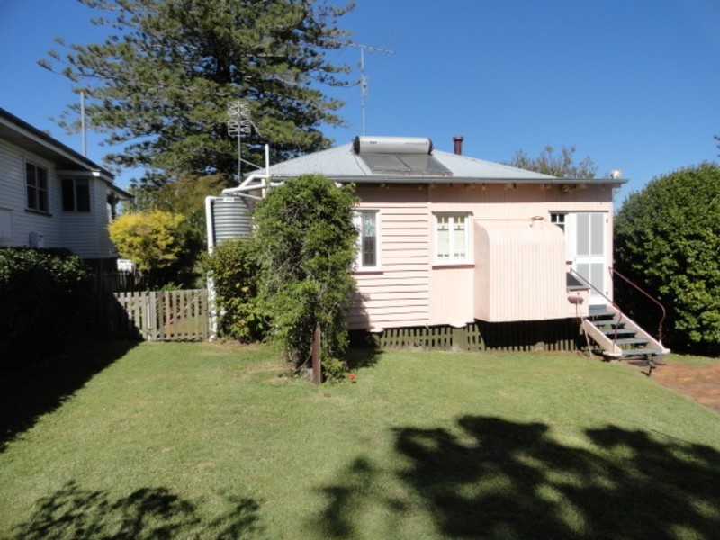 11 Barry Street, Mount Lofty QLD 4350