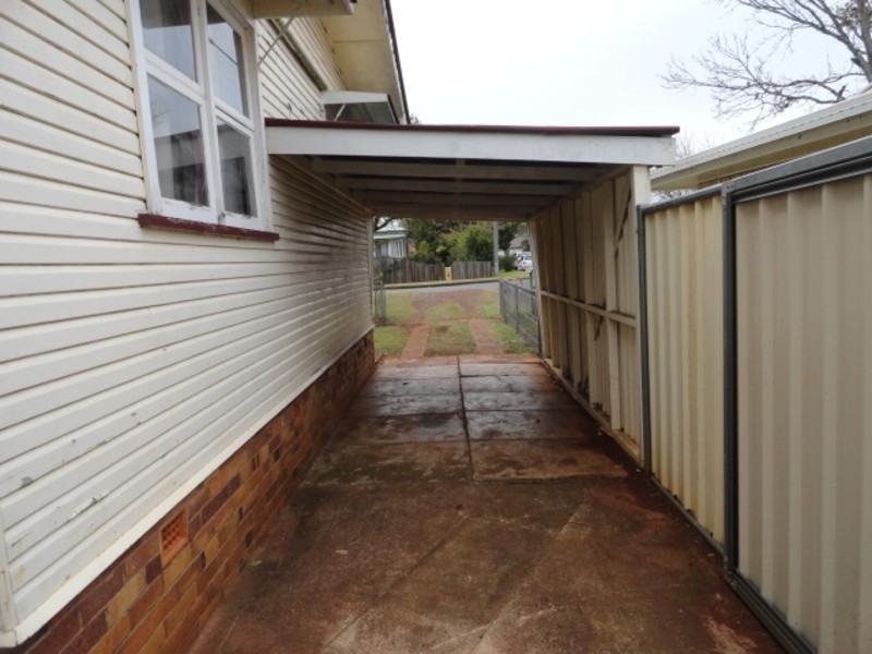 2 Henderson Street, Newtown QLD 4350