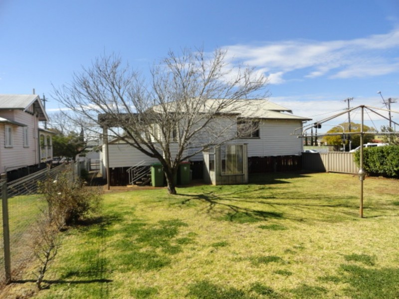 125 West Street, Newtown QLD 4350