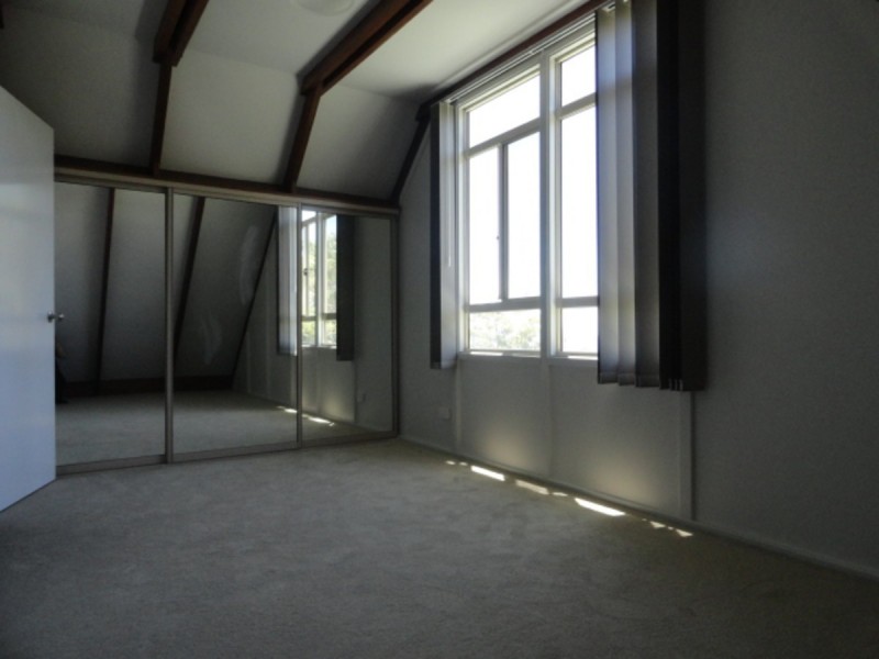 6 Mackenzie Street, Mount Lofty QLD 4350