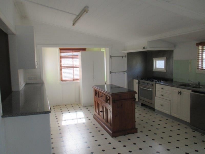 8 Kenilworth Street, North Toowoomba QLD 4350