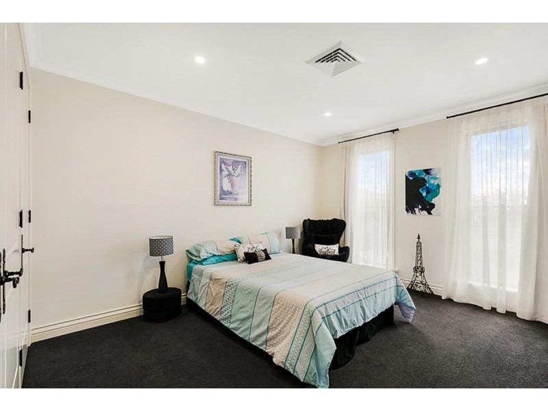 10 Caithness Court, Middle Ridge QLD 4350