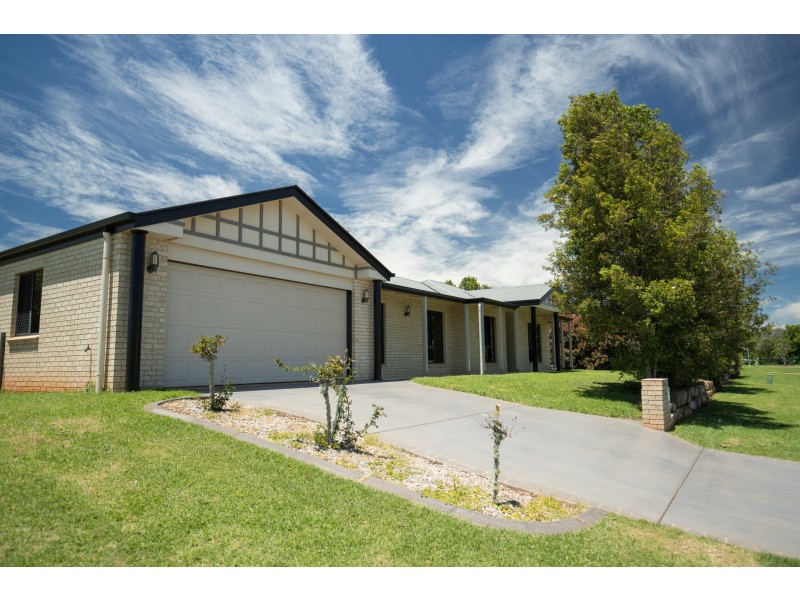 8 McLachlan Drive, Highfields QLD 4352