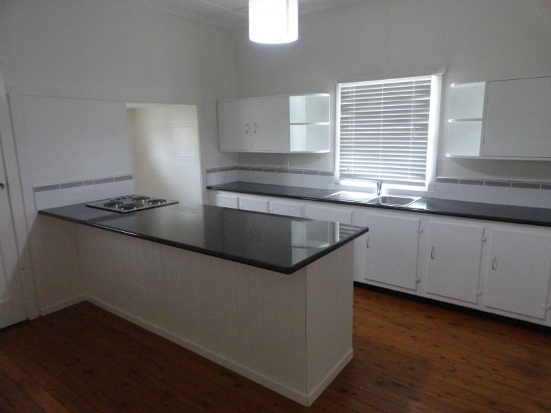 28 Collins Street, Mount Lofty QLD 4350