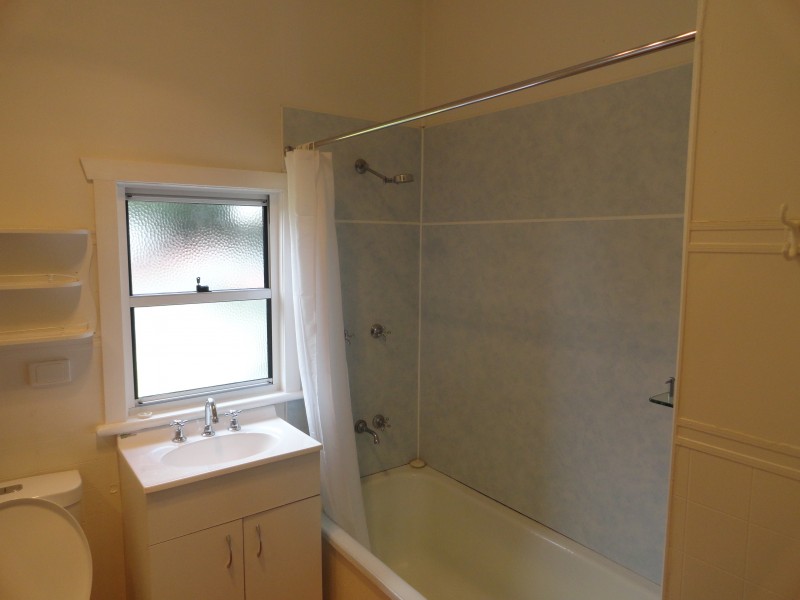 28 Collins Street, Mount Lofty QLD 4350