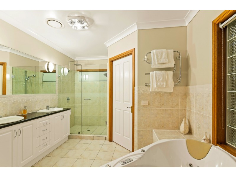 6 Balmoral Close, Mount Lofty QLD 4350