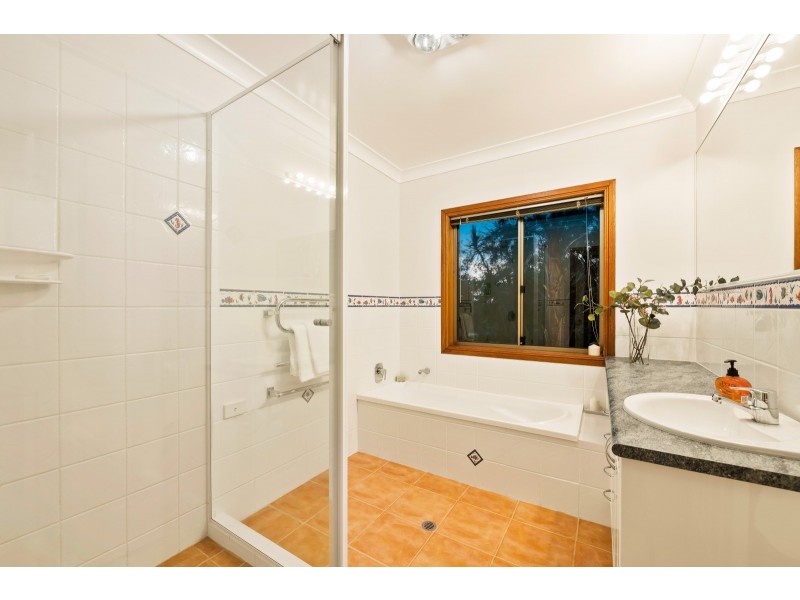6 Balmoral Close, Mount Lofty QLD 4350