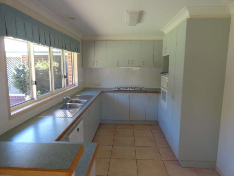 14 Windemere Terrace, Mount Lofty QLD 4350