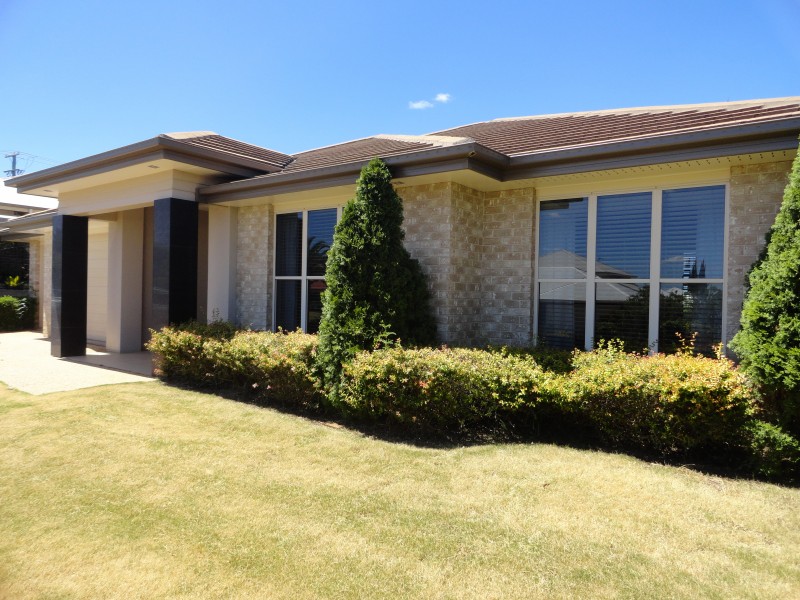 4 Saba Court, Middle Ridge QLD 4350